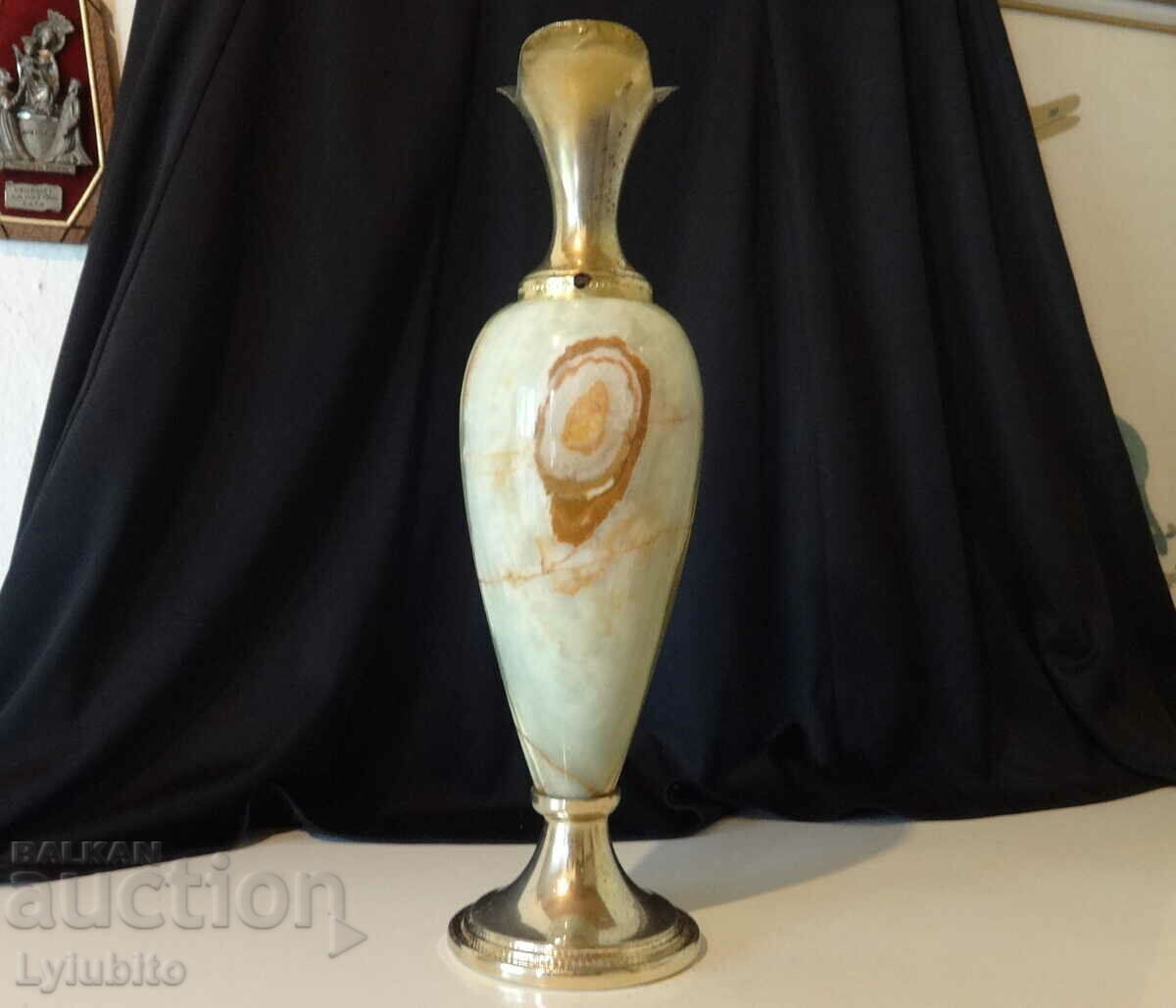 Δημοπρασία Βάζο, αμφορέας με όνυχα 2,2 κιλών. Δημοπρασία Βάζο, αμφορέας με όνυχα 2,2 κιλών.