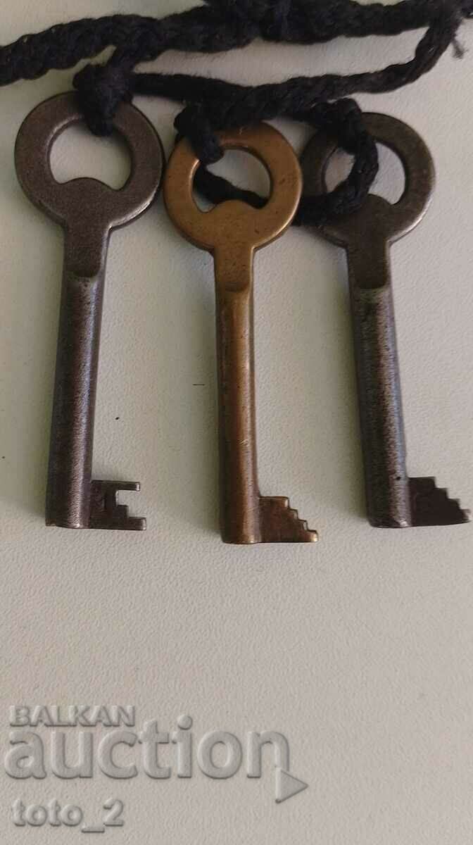 3 CHEI VECHI cu preț 9.00 BGN | € 4.60