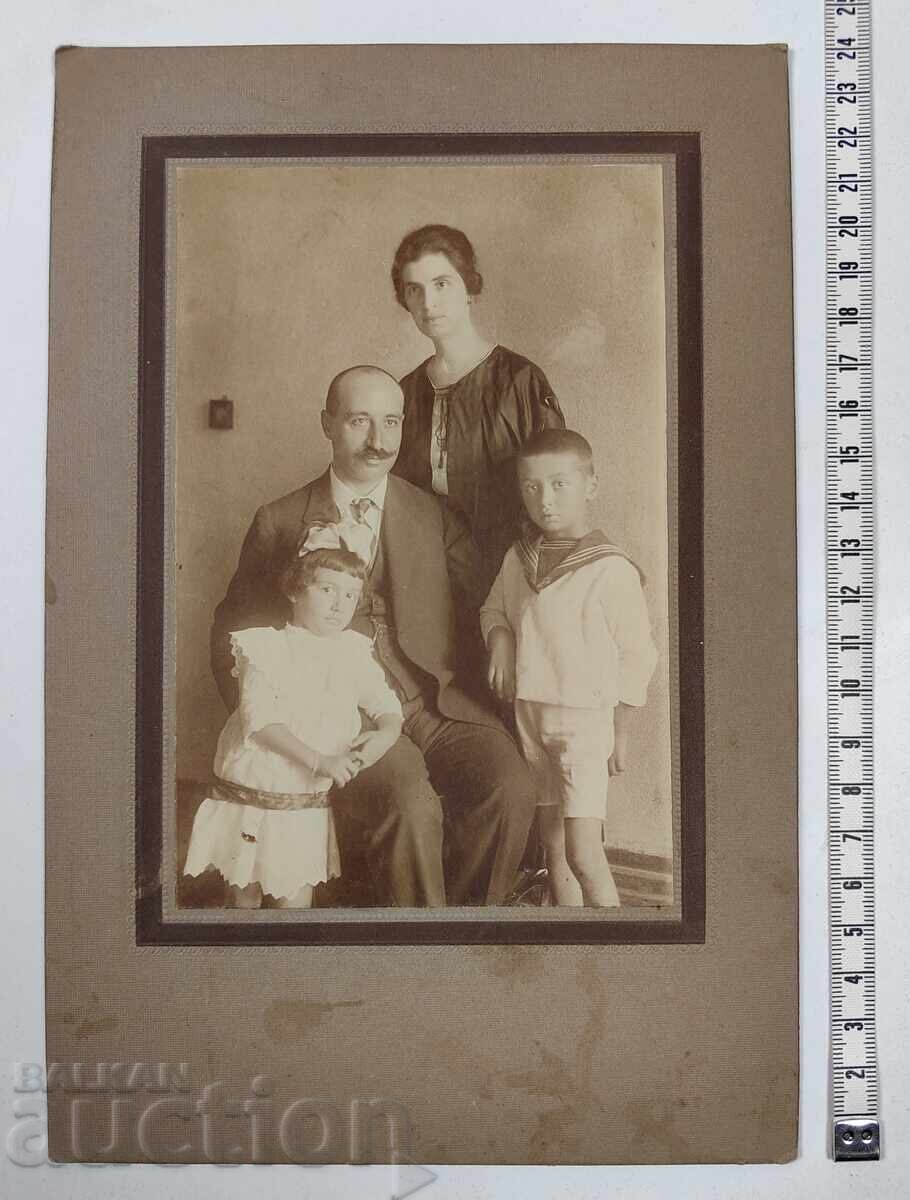 .СТАРА СНИМКА ФОТОГРАФИЯ КАРТОН СЕМЕЕН ПОРТРЕТ .СТАРА СНИМКА ФОТОГРАФИЯ КАРТОН СЕМЕЕН ПОРТРЕТ