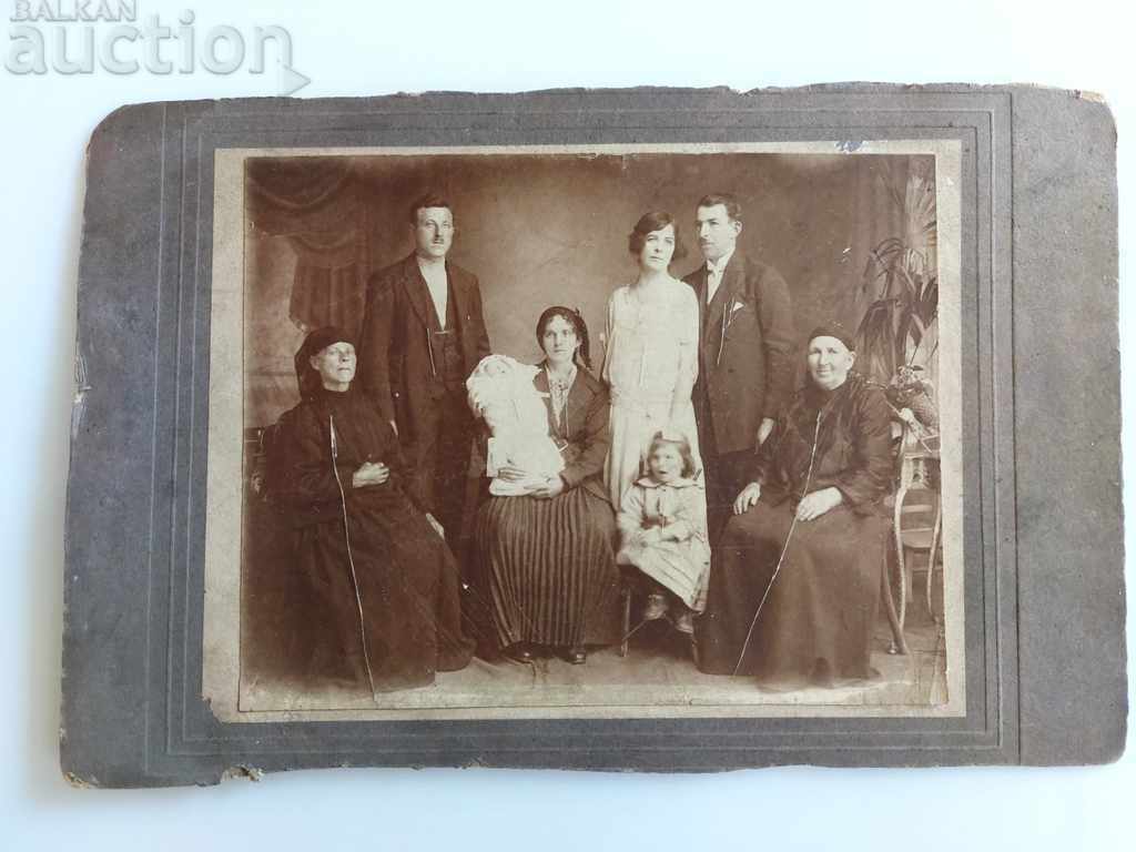 Auction  .OLD LARGE PHOTOGRAPH CARDBOARD FAMILY PORTRAIT