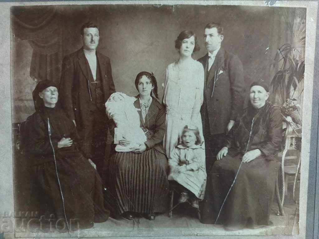 Delivery of .OLD LARGE PHOTOGRAPH CARDBOARD FAMILY PORTRAIT