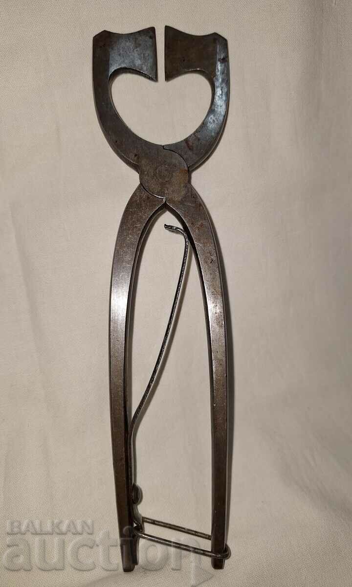 Auction An old tool for cutting sugar Auction An old tool for cutting sugar