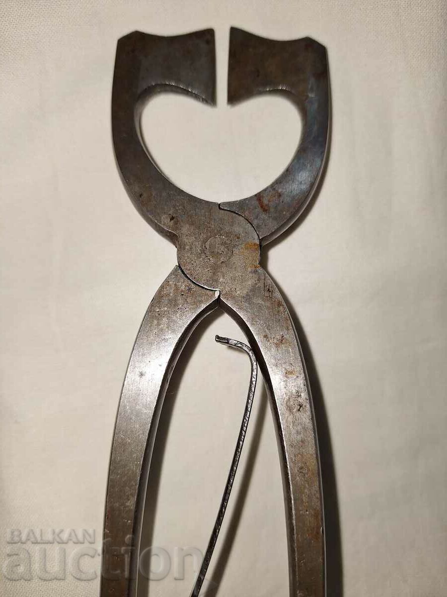 Delivery of An old tool for cutting sugar Delivery of An old tool for cutting sugar