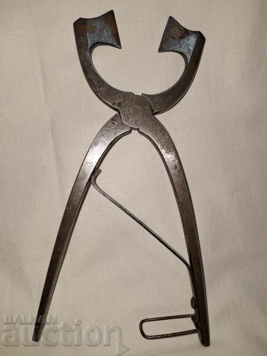 An old tool for cutting sugar - 5 An old tool for cutting sugar - 5