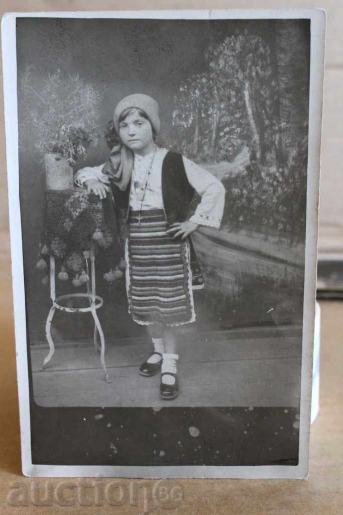 .1931 WEARING APRON CROSS OLD PHOTO CHILD CHILD GIRL