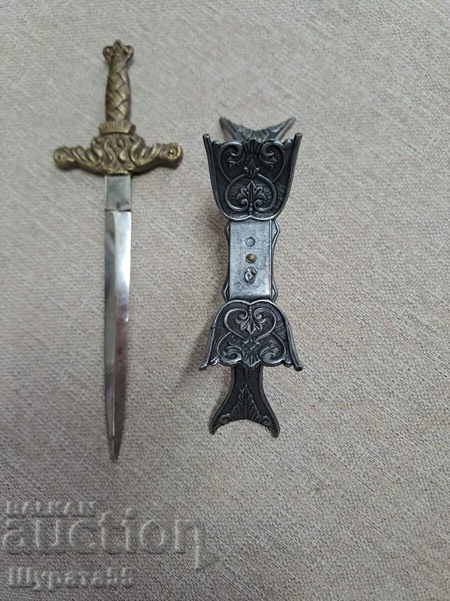 Cuțit de hârtie 20 cm. Stand 15 cm 50 BGN. set. cu preț 50.00 BGN | € 25.56