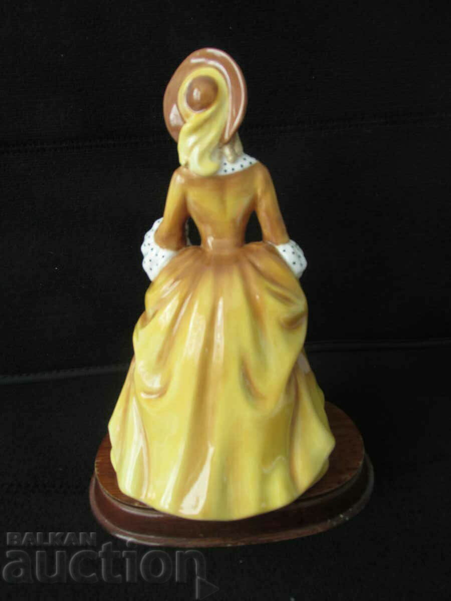 Auction Royal Dowton figurine Auction Royal Dowton figurine
