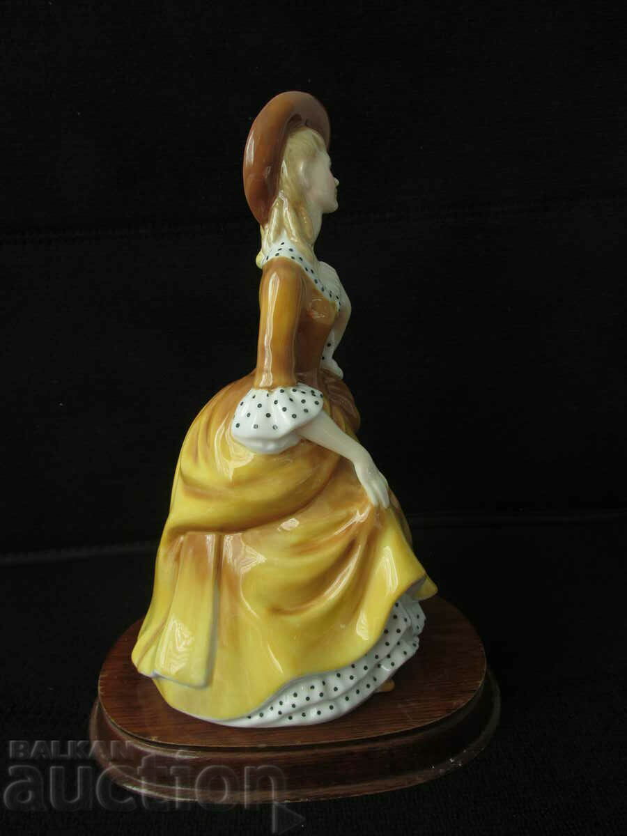 Delivery of Royal Dowton figurine Delivery of Royal Dowton figurine