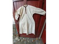 Αυθεντικό πουκάμισο με κρόσσια με κέντημα. Κοστούμια
