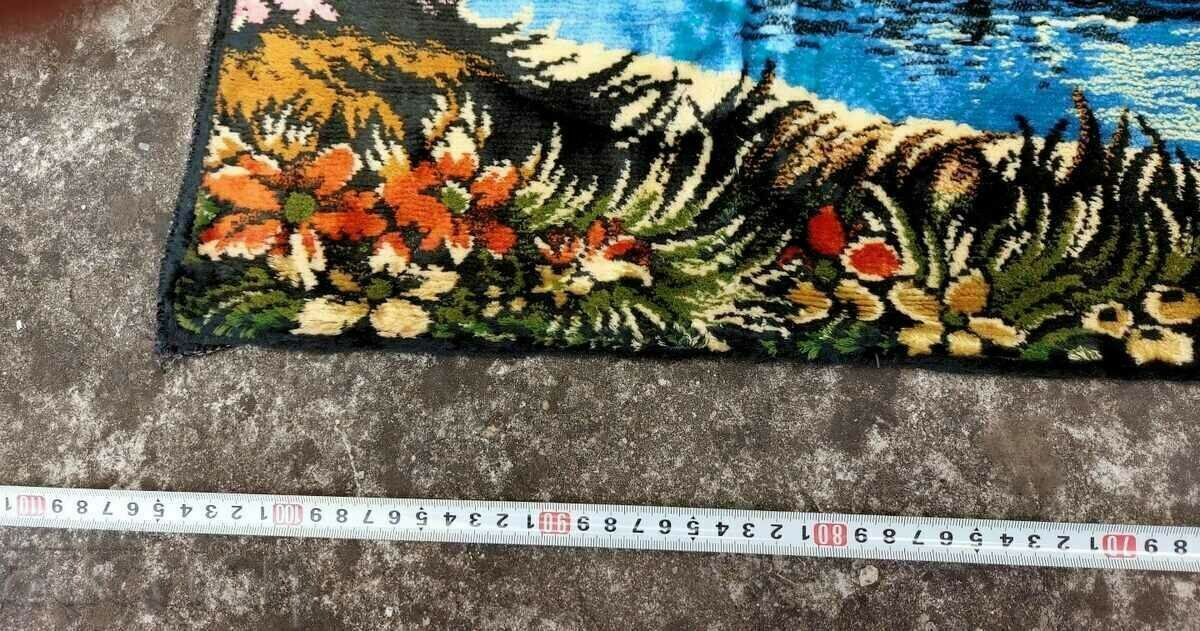 Livrarea . COVOR VECHI PERNE DECOR PERETE