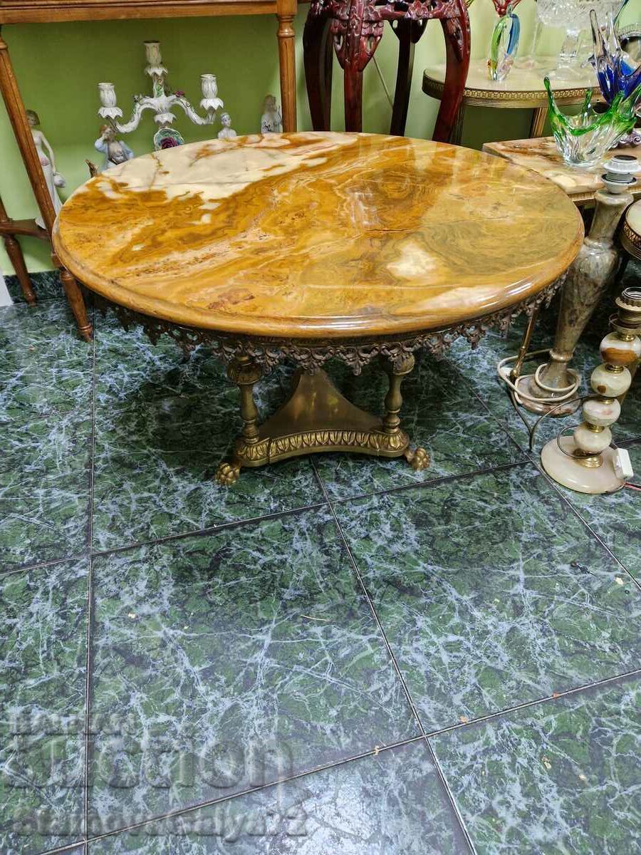 Ένα υπέροχο μπρονζέ τραπέζι αντίκα με επάνω μέρος από όνυχα Ένα υπέροχο μπρονζέ τραπέζι αντίκα με επάνω μέρος από όνυχα