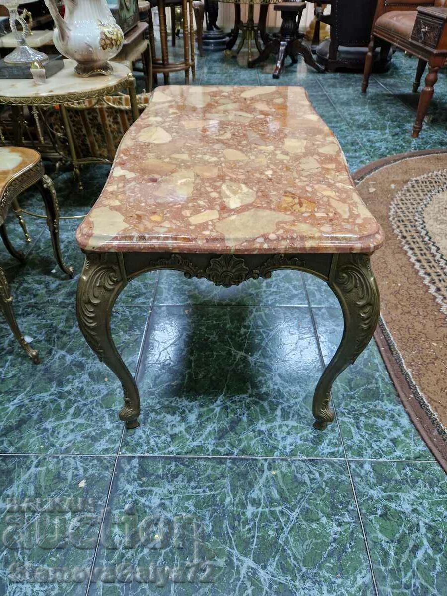 O măsuță minunată din bronz antic cu blat de marmură cu preț 447.00 BGN | € 228.55