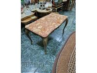 O măsuță minunată din bronz antic cu blat de marmură