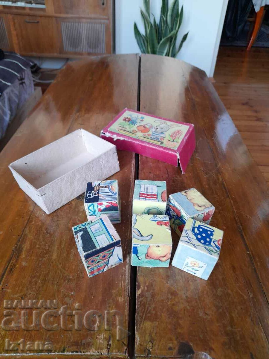 Ένα παλιό παιδικό παιχνίδι με κύβους με τιμή 32.00 BGN | € 16.36 Ένα παλιό παιδικό παιχνίδι με κύβους με τιμή 32.00 BGN | € 16.36