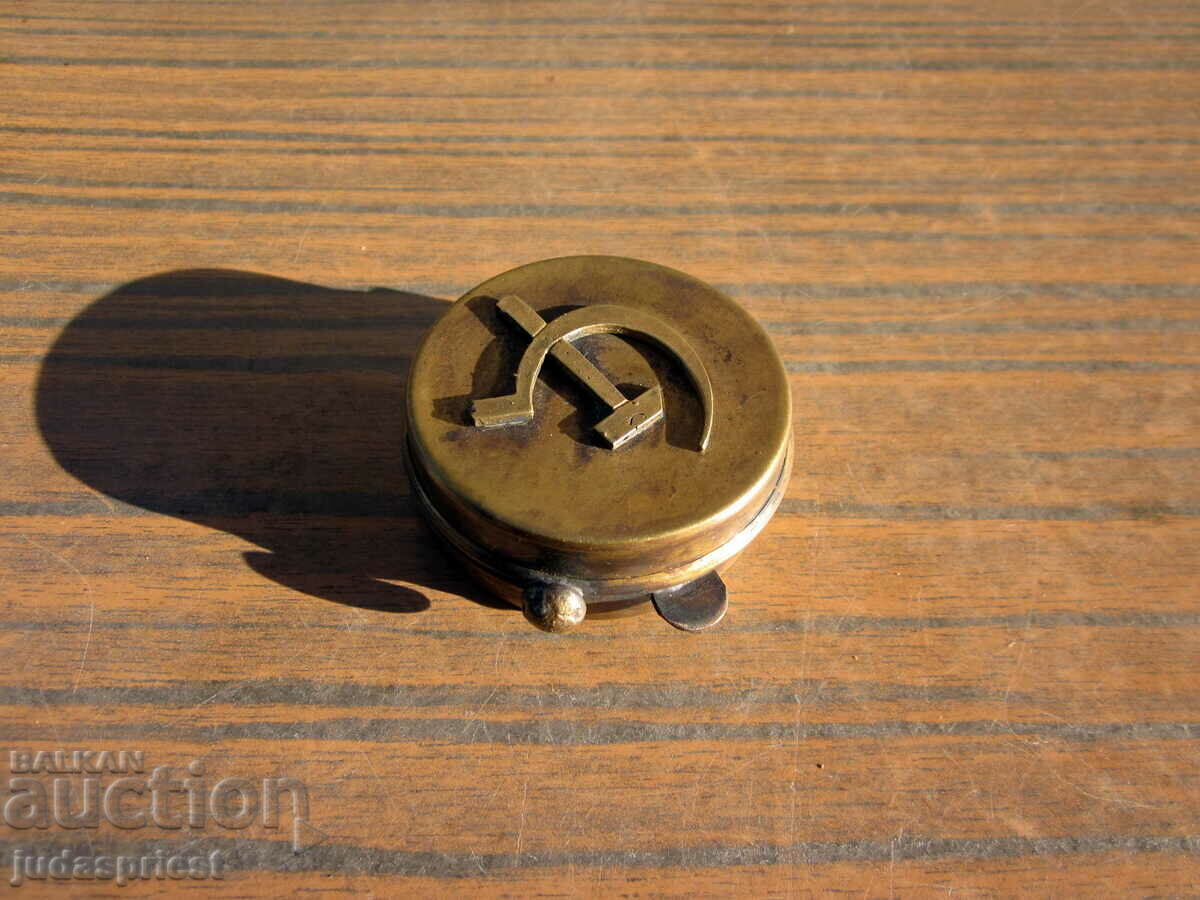 Δημοπρασία παλιό ρωσικό στρατιωτικό κουτί πυξίδας με σφυρί και δρεπάνι Δημοπρασία παλιό ρωσικό στρατιωτικό κουτί πυξίδας με σφυρί και δρεπάνι