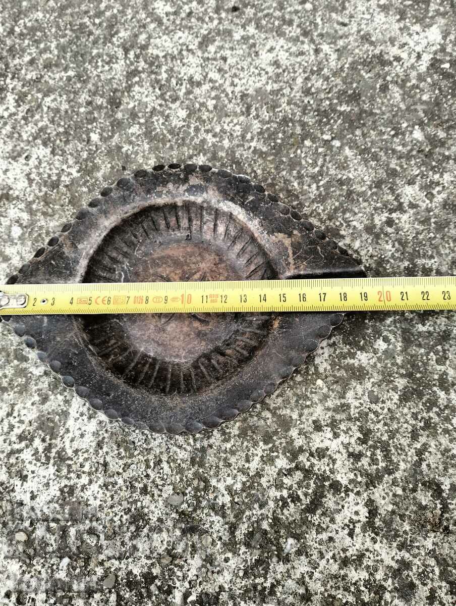 scrumieră veche din fier forjat cu preț 24.99 BGN | € 12.78 scrumieră veche din fier forjat cu preț 24.99 BGN | € 12.78