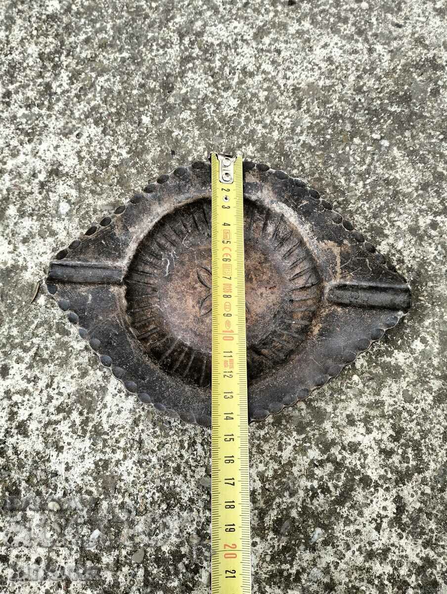 Licitație scrumieră veche din fier forjat Licitație scrumieră veche din fier forjat