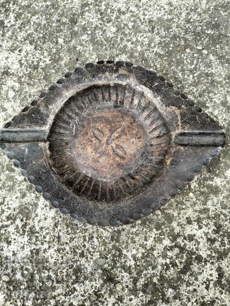 Livrarea scrumieră veche din fier forjat Livrarea scrumieră veche din fier forjat