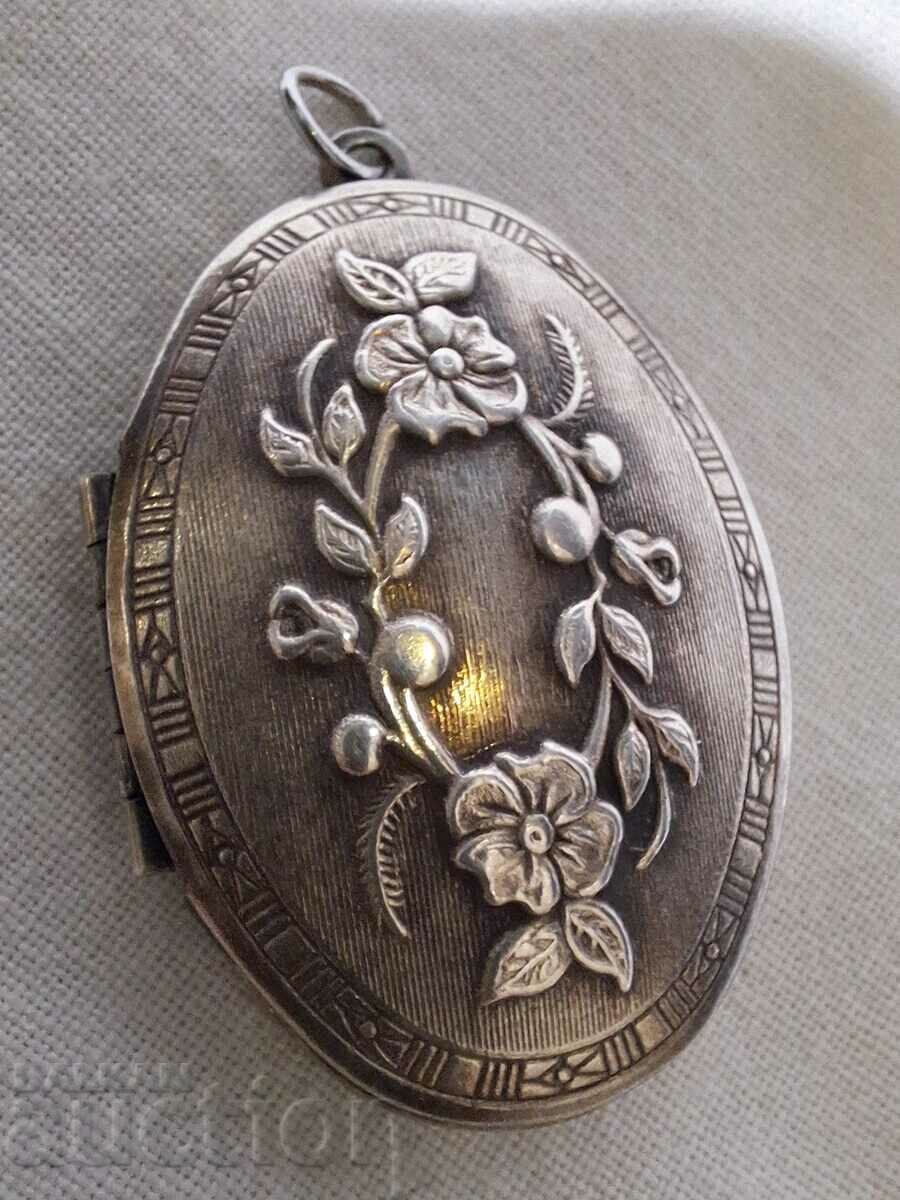 Old silver plated jewelry pendant locket with price 30.00 BGN | € 15.34 Old silver plated jewelry pendant locket with price 30.00 BGN | € 15.34