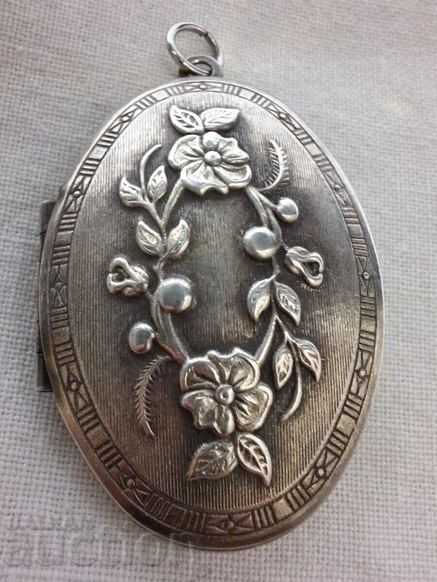 Auction Old silver plated jewelry pendant locket Auction Old silver plated jewelry pendant locket