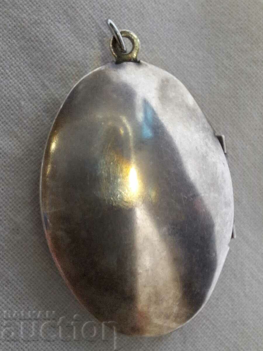 Delivery of Old silver plated jewelry pendant locket Delivery of Old silver plated jewelry pendant locket