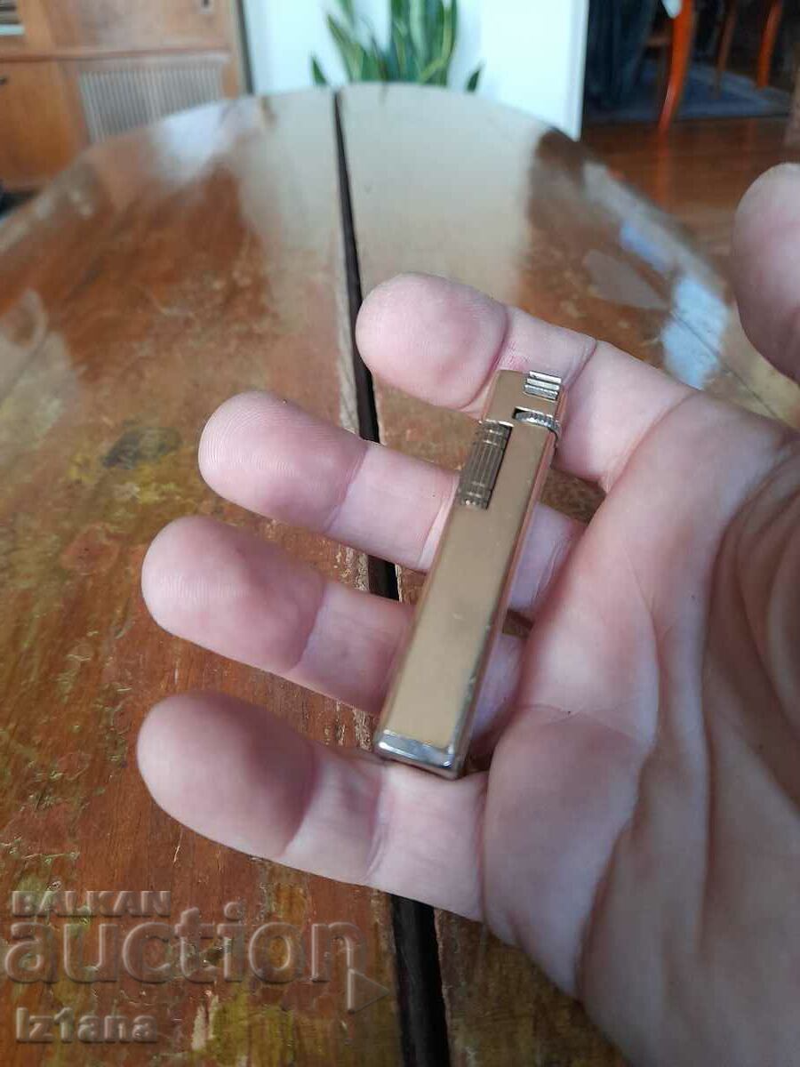 Auction An old Marlboro lighter Auction An old Marlboro lighter