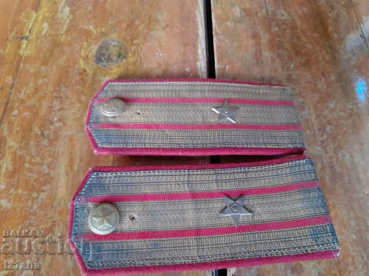 Epoleți vechi Maior cu preț 32.00 BGN | € 16.36 Epoleți vechi Maior cu preț 32.00 BGN | € 16.36