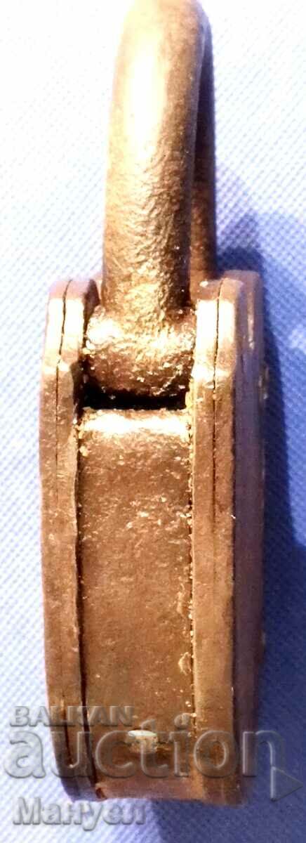 Auction Old massive padlock. Auction Old massive padlock.