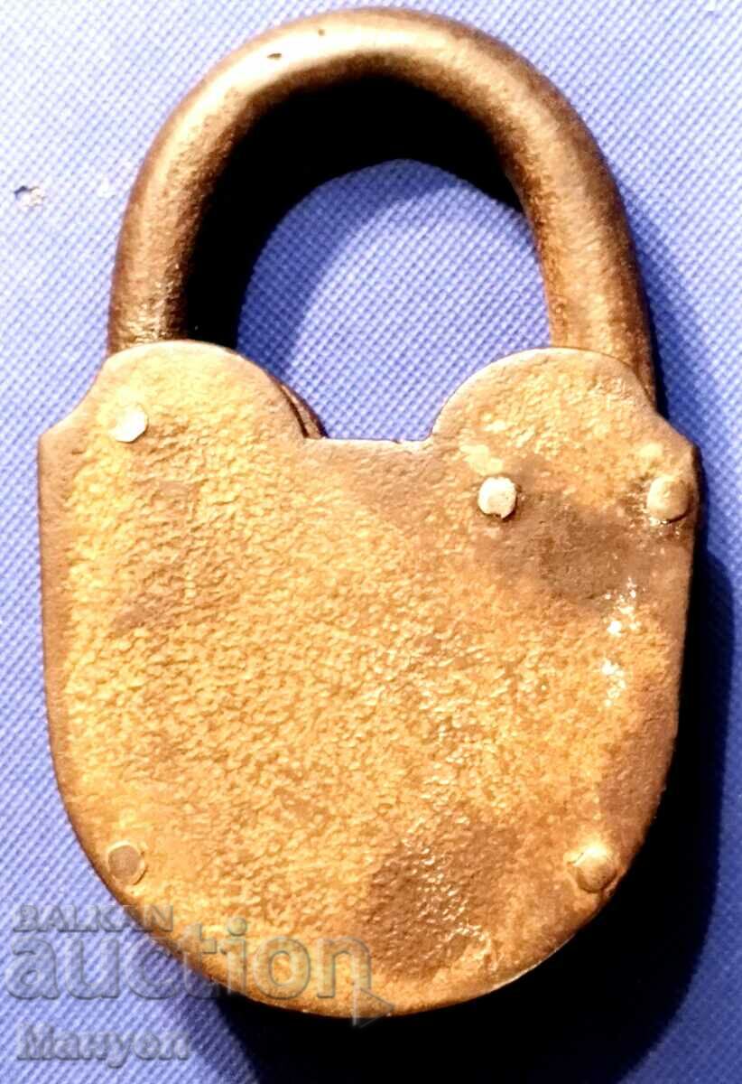 Delivery of Old massive padlock. Delivery of Old massive padlock.