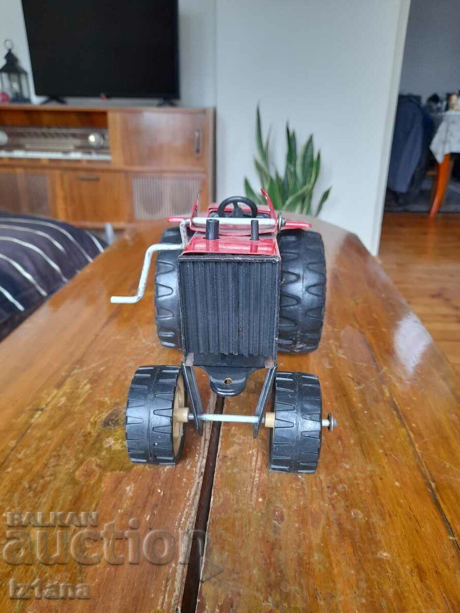 Vechi tractor MTZ de jucărie cu preț 80.00 BGN | € 40.90
