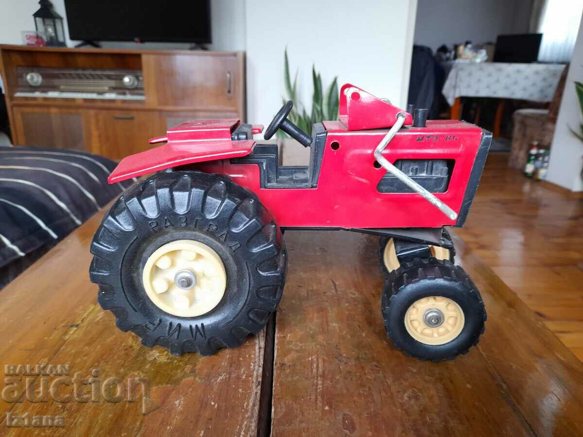 Vechi tractor MTZ de jucărie