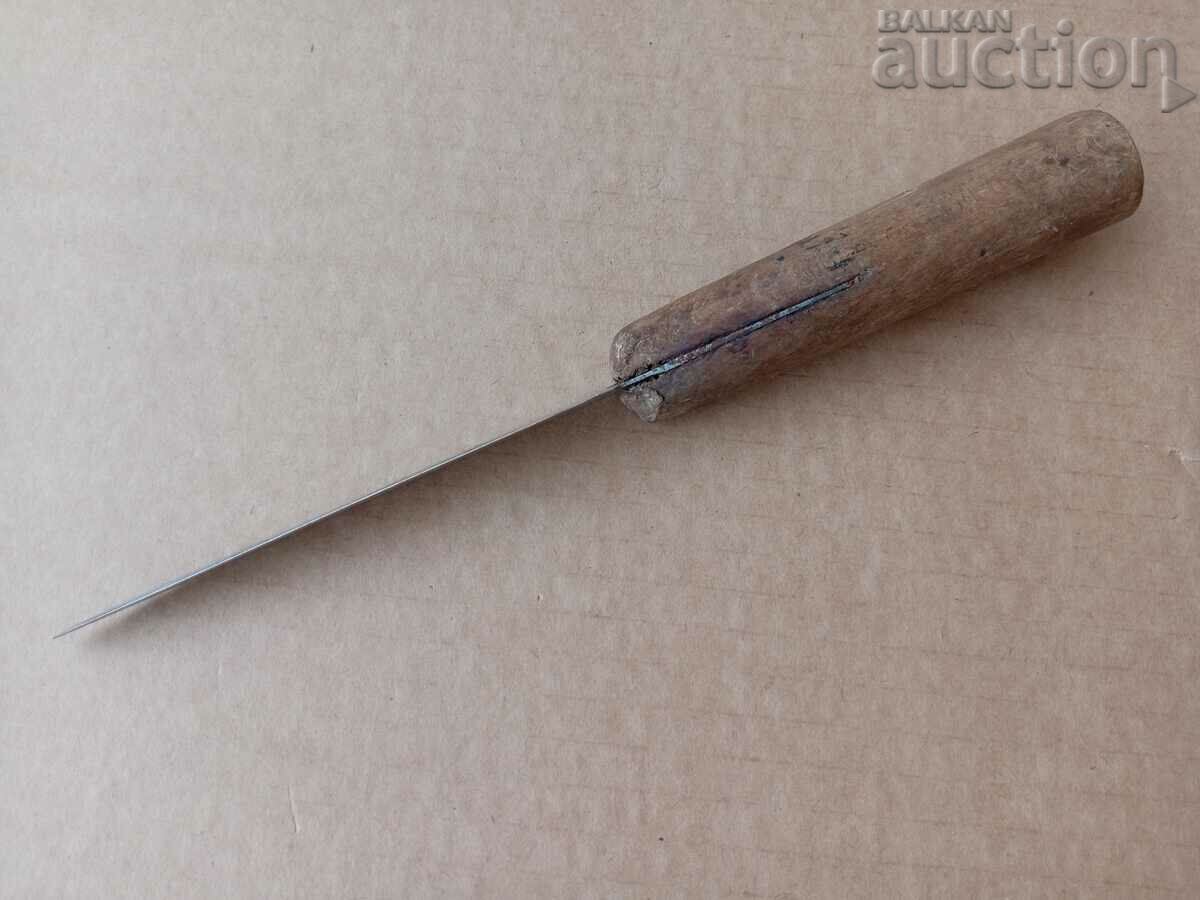 Delivery of ancient primitive knife Delivery of ancient primitive knife