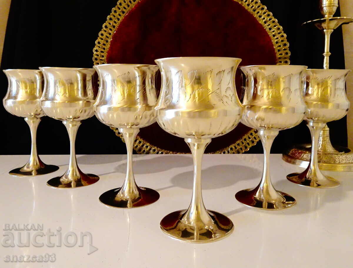 Fantastic bronze service, wine glasses. Fantastic bronze service, wine glasses.
