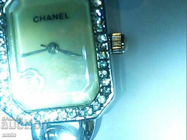 beautiful 4-seater box works without batteries and lid with price 10.00 BGN | € 5.11