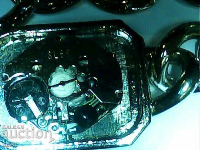 Auction  beautiful 4-seater box works without batteries and lid