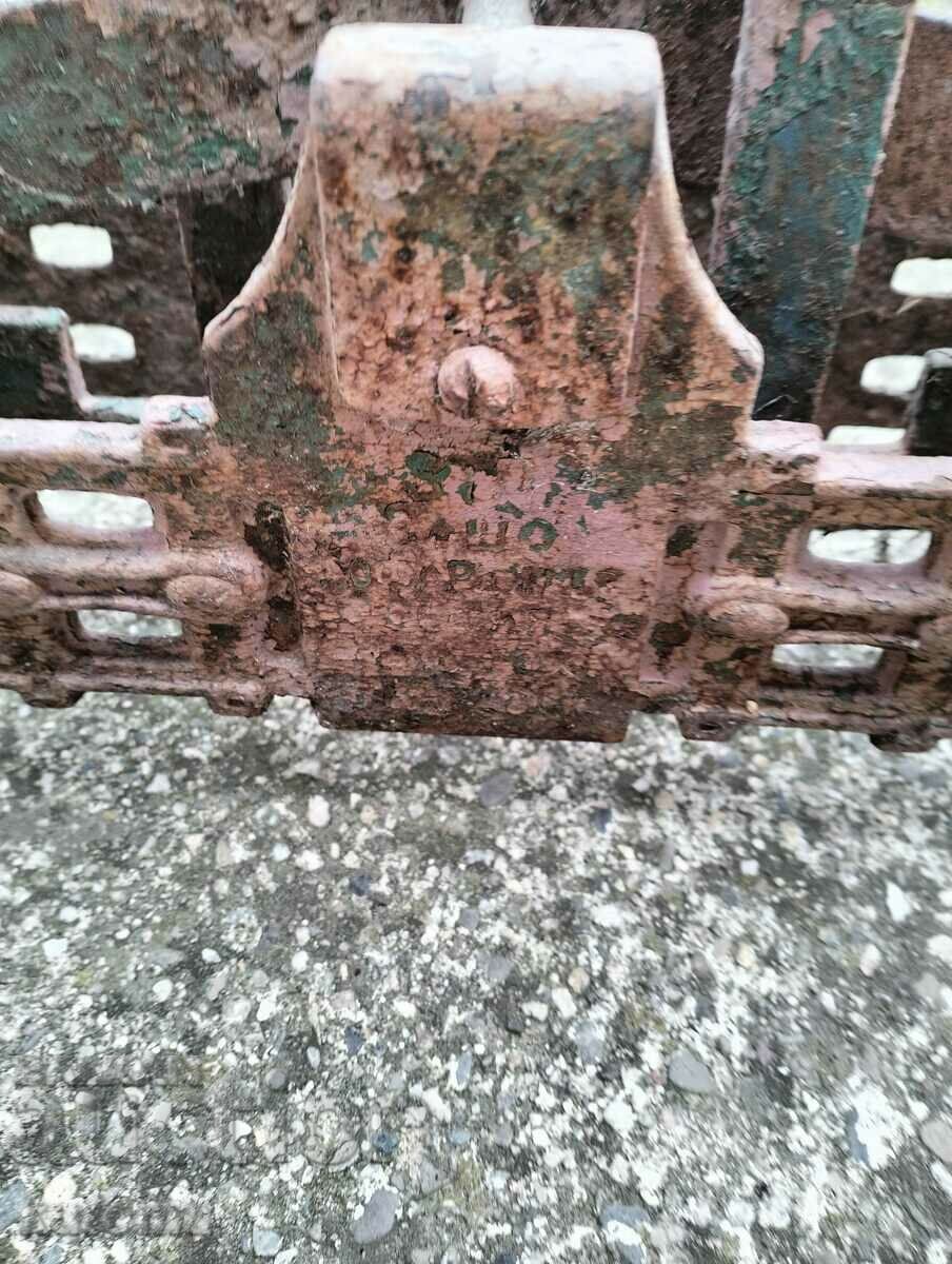 Old weighing scales with price 19.99 BGN | € 10.22