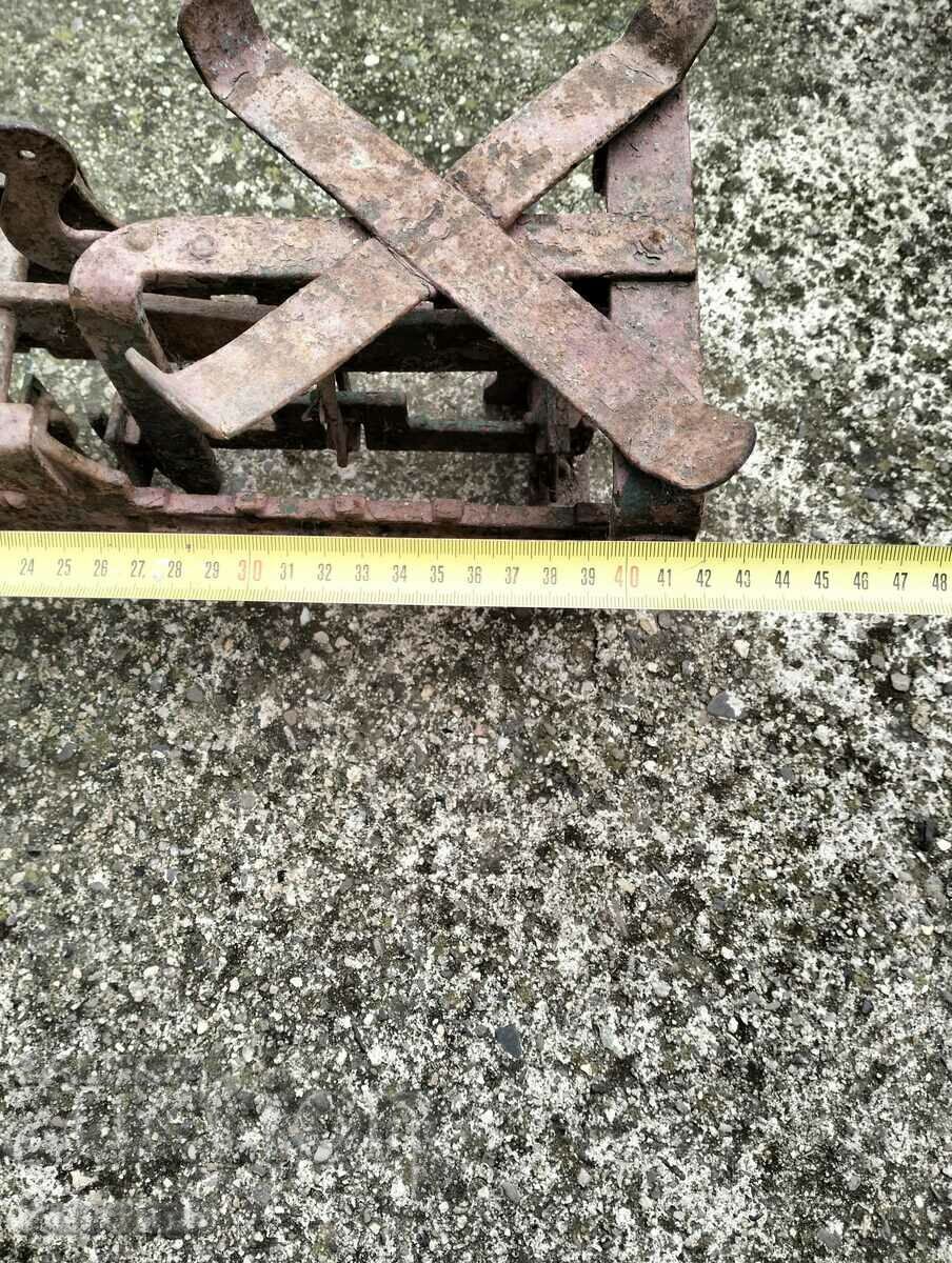 Auction  Old weighing scales