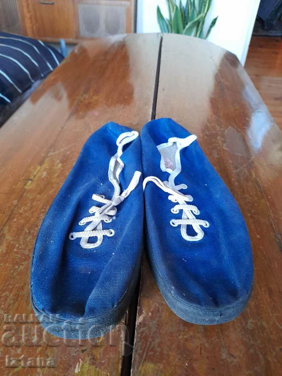 Cizme vechi de cauciuc, cizme de pânză PIRIN cu preț 42.00 BGN | € 21.47 Cizme vechi de cauciuc, cizme de pânză PIRIN cu preț 42.00 BGN | € 21.47