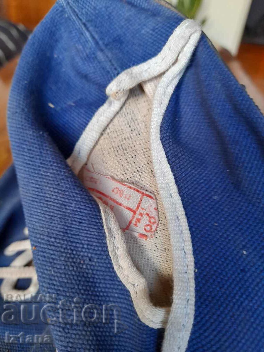 Licitație Cizme vechi de cauciuc, cizme de pânză PIRIN Licitație Cizme vechi de cauciuc, cizme de pânză PIRIN