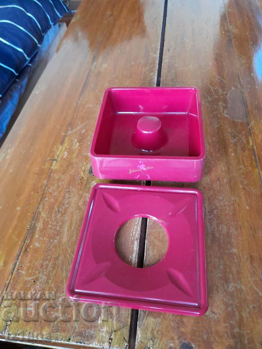Delivery of Old Johnnie Walker ashtray Delivery of Old Johnnie Walker ashtray