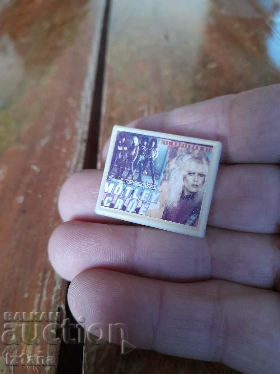 Vechea insignă Motley Crue cu preț 12.00 BGN | € 6.14 Vechea insignă Motley Crue cu preț 12.00 BGN | € 6.14