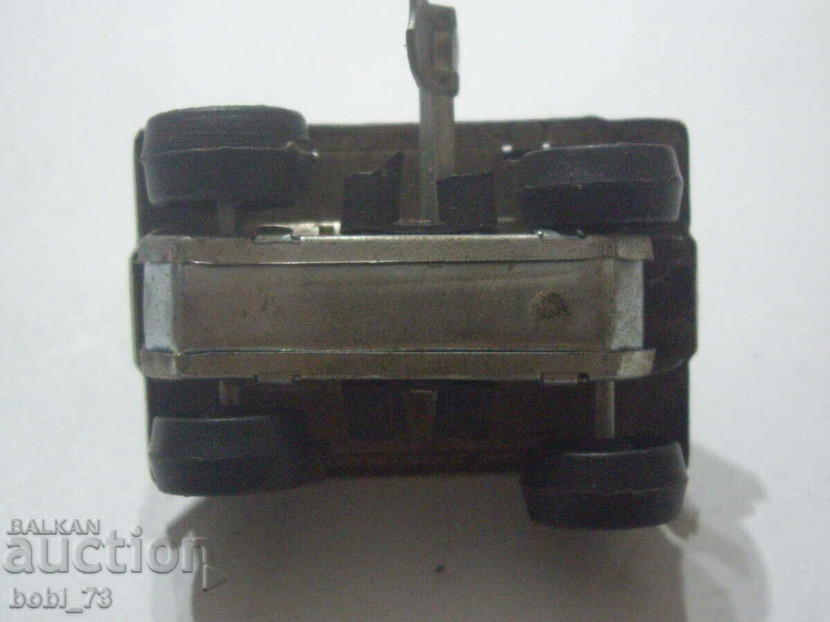 Delivery of An old small tin tank with a winding key. Delivery of An old small tin tank with a winding key.