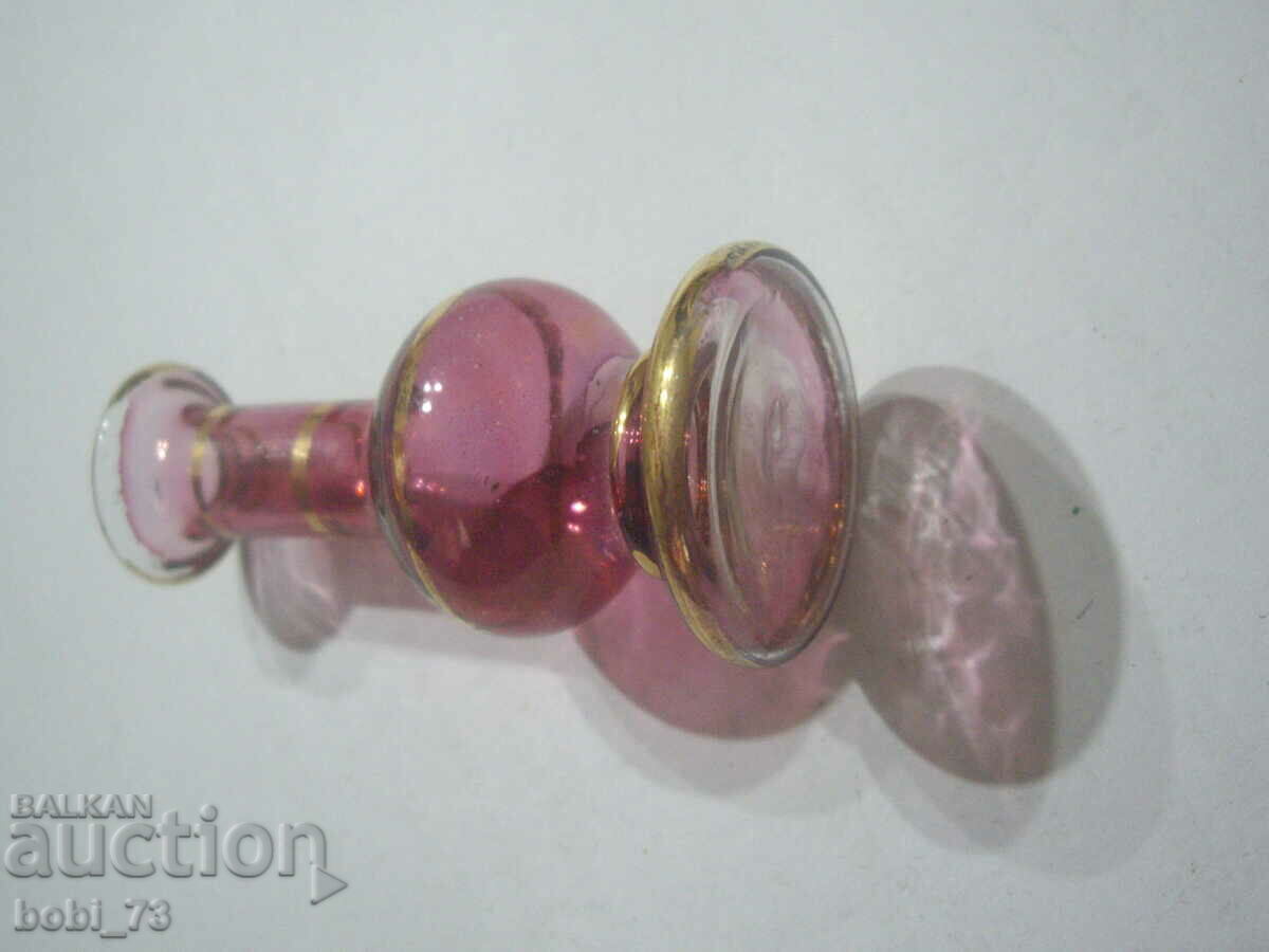 Auction  Very small glass bottles.