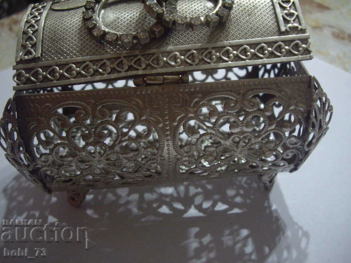 Delivery of Old silver very interesting jewelry box. Delivery of Old silver very interesting jewelry box.