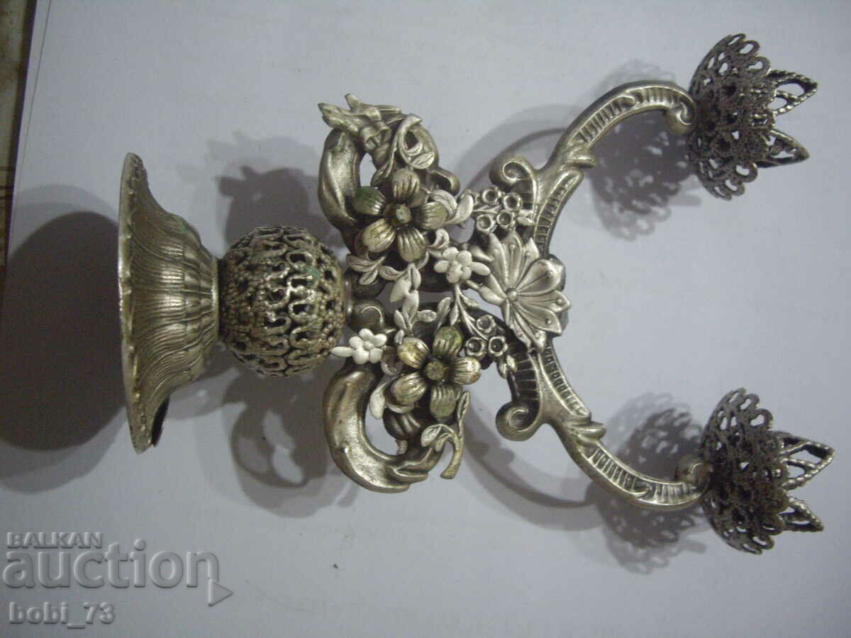 Μια πολύ ενδιαφέρουσα ασημένια κηροπήγια. με τιμή 220.00 BGN | € 112.48 Μια πολύ ενδιαφέρουσα ασημένια κηροπήγια. με τιμή 220.00 BGN | € 112.48