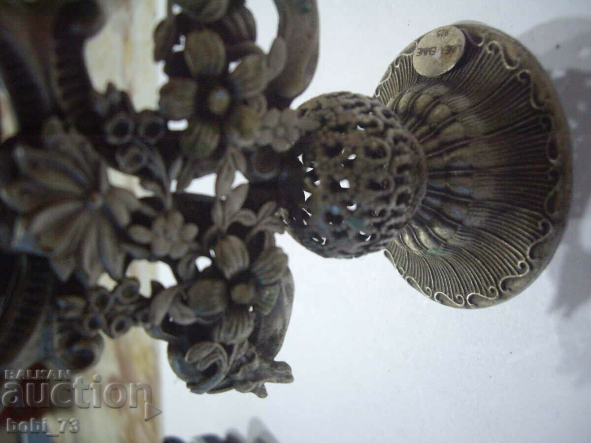 Δημοπρασία Μια πολύ ενδιαφέρουσα ασημένια κηροπήγια. Δημοπρασία Μια πολύ ενδιαφέρουσα ασημένια κηροπήγια.