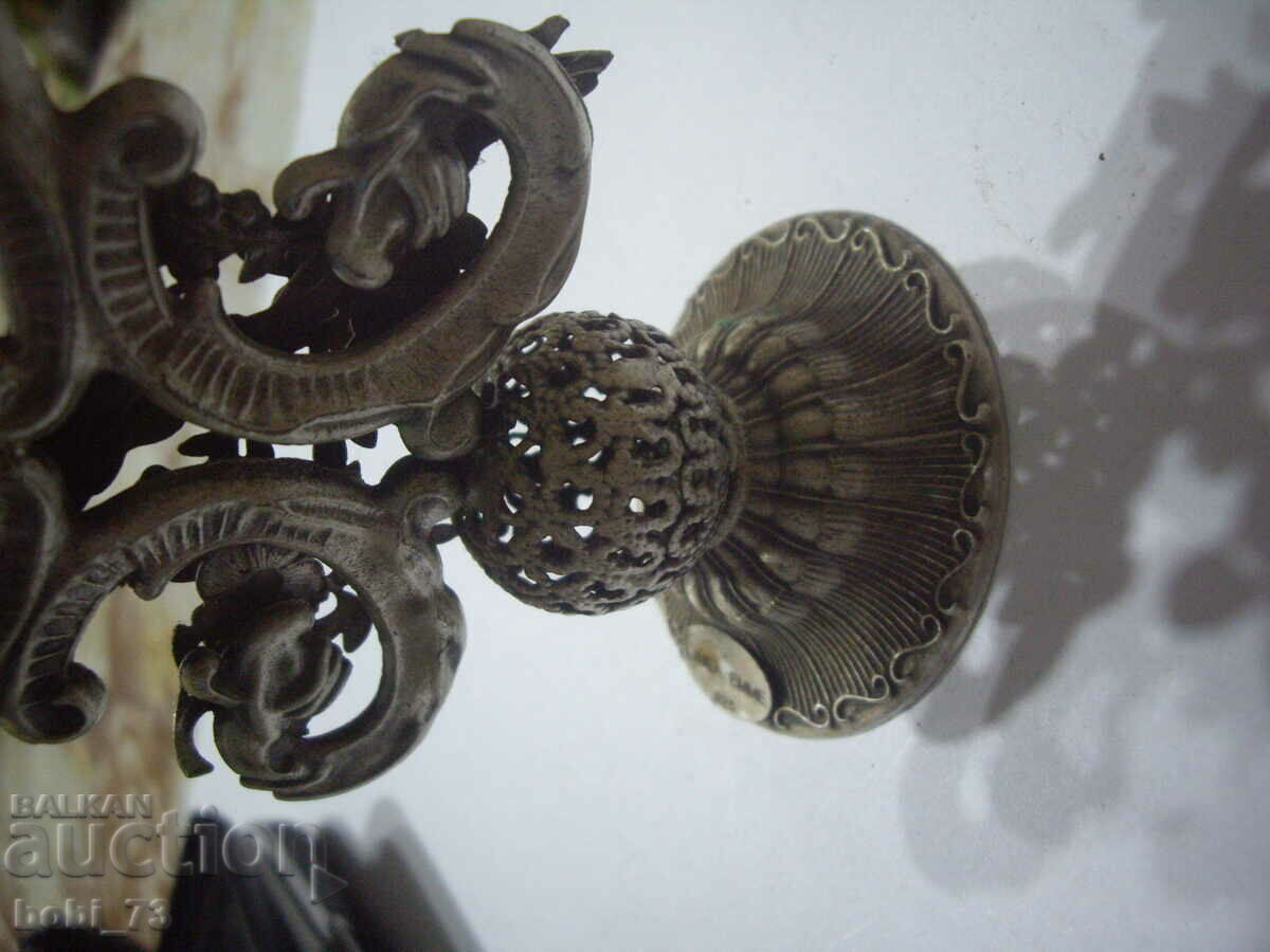 Παράδοση Μια πολύ ενδιαφέρουσα ασημένια κηροπήγια. Παράδοση Μια πολύ ενδιαφέρουσα ασημένια κηροπήγια.