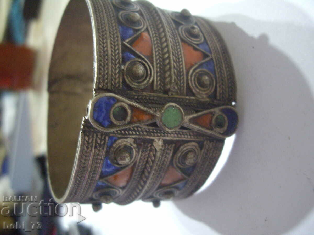 Auction A very beautiful and interesting old bracelet. Auction A very beautiful and interesting old bracelet.