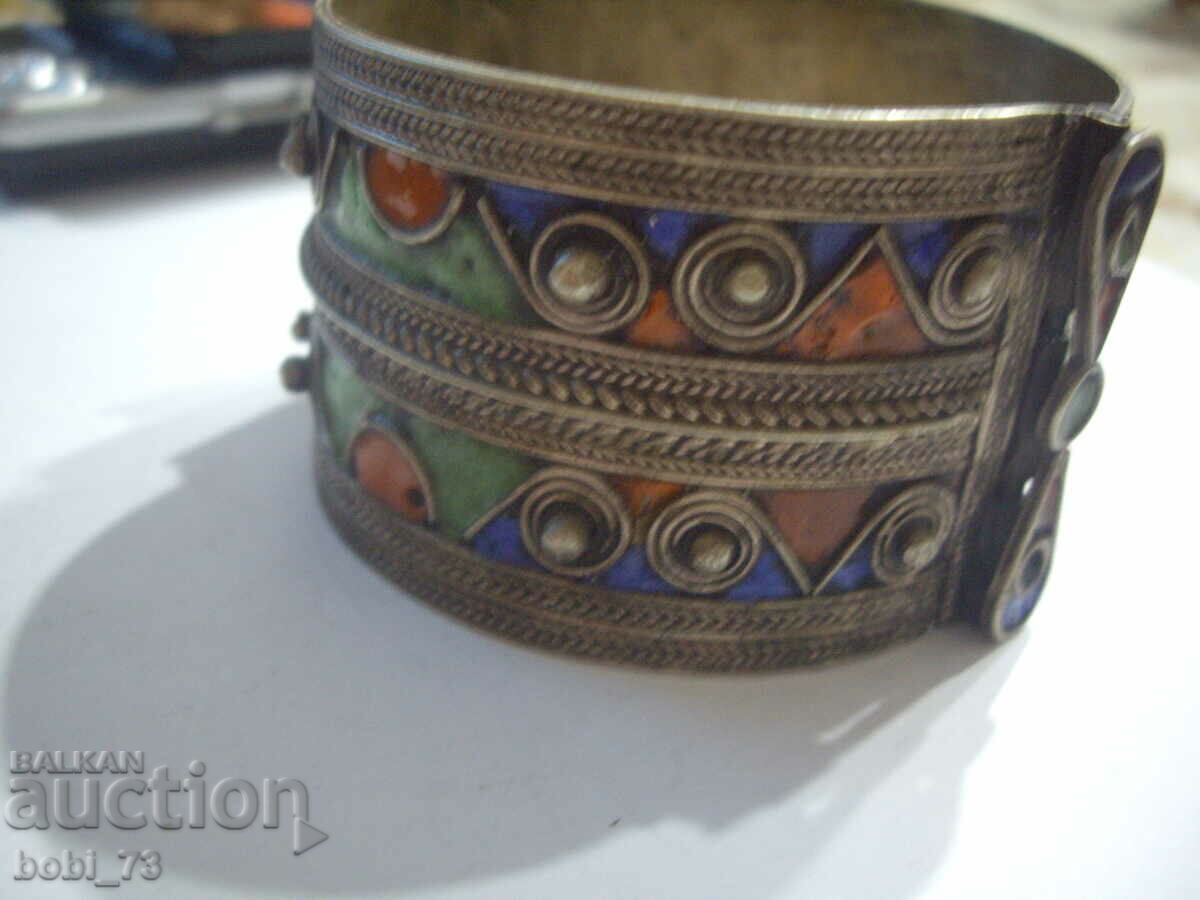 Delivery of A very beautiful and interesting old bracelet. Delivery of A very beautiful and interesting old bracelet.