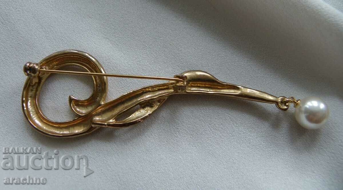 Delivery of Large gold-plated pearl brooch Delivery of Large gold-plated pearl brooch